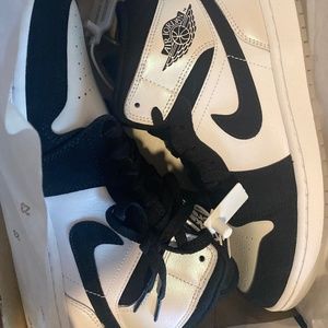Air Jordan 1 Mid SE Diamonds